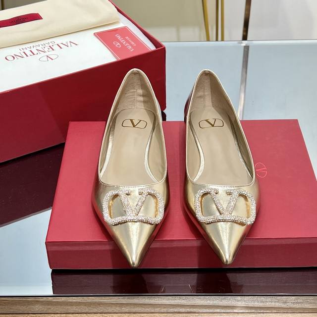 顶级版本 Valentino华伦天奴镶嵌水钻v扣系列、Vlogo Signature鞋履系列高跟鞋、凉鞋 平底尖头浅口单鞋。 认准我家细节实拍 注！原版购入1: